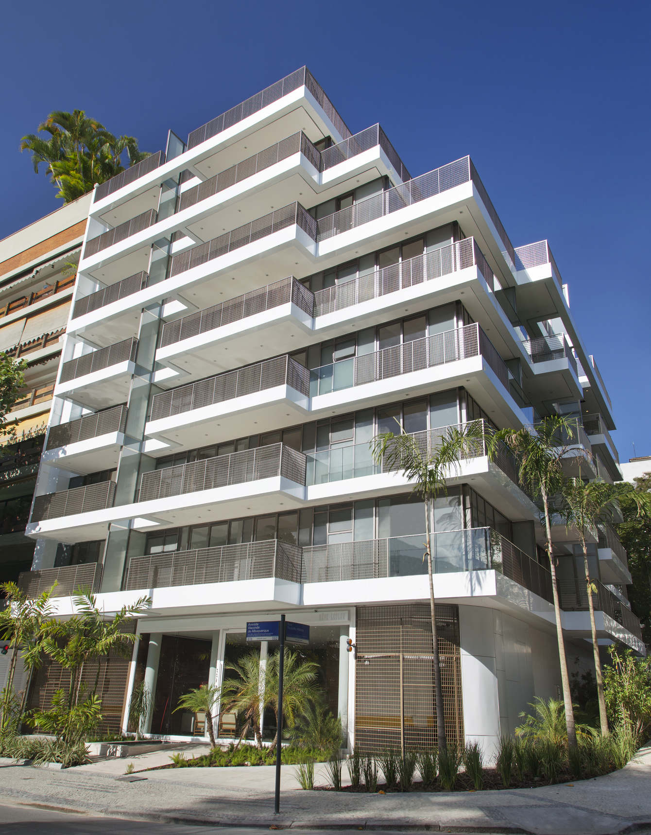 Edifício residencial contemporâneo, representando a atuação em Direito Imobiliário